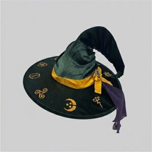 Elegant green witch hat featuring a sheer veil. Perfect for costumes.